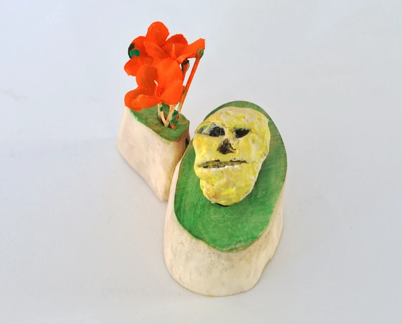 Knochenjenny2023_Kartoffel_bemalt_Knochen_kunstl_Blumen_8x9cm