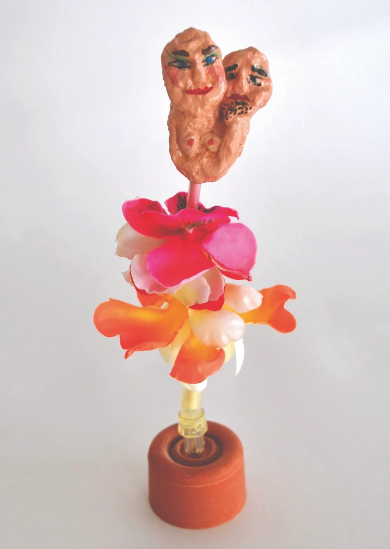 Liebespaar_2024Kartoffel_Kunstliche_Blumen_Draht_25x10_cm_Turstopper